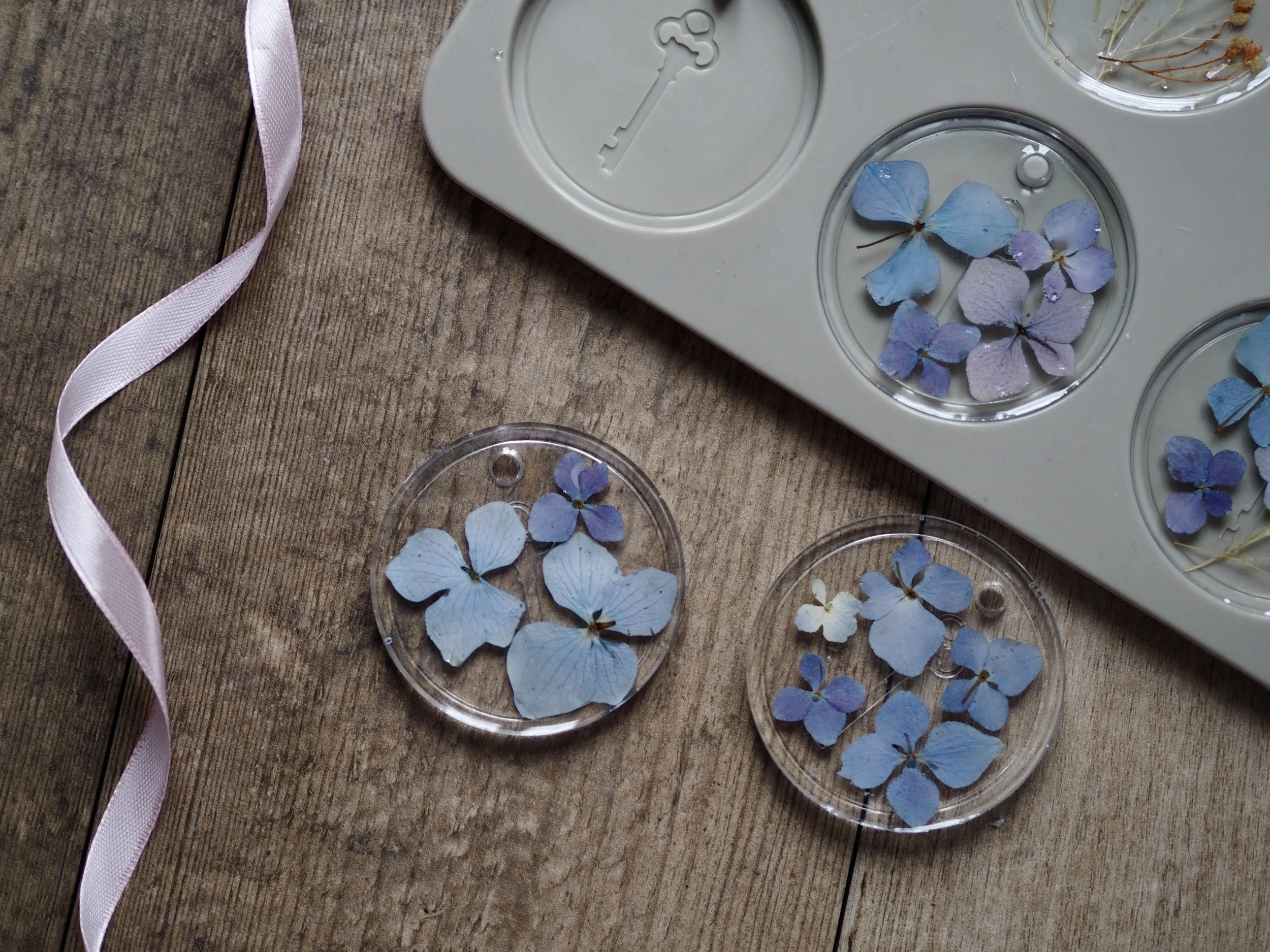 How To Make These Cute Pressed Flower Resin Craft Hanging